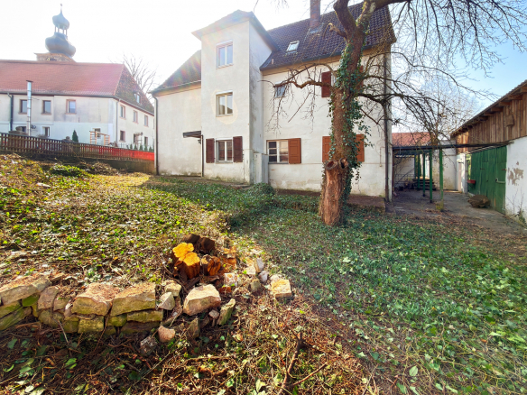 Historisches Mehrfamilienhaus im Ortskern von Uttenreuth – Sanierungs-AfA möglich