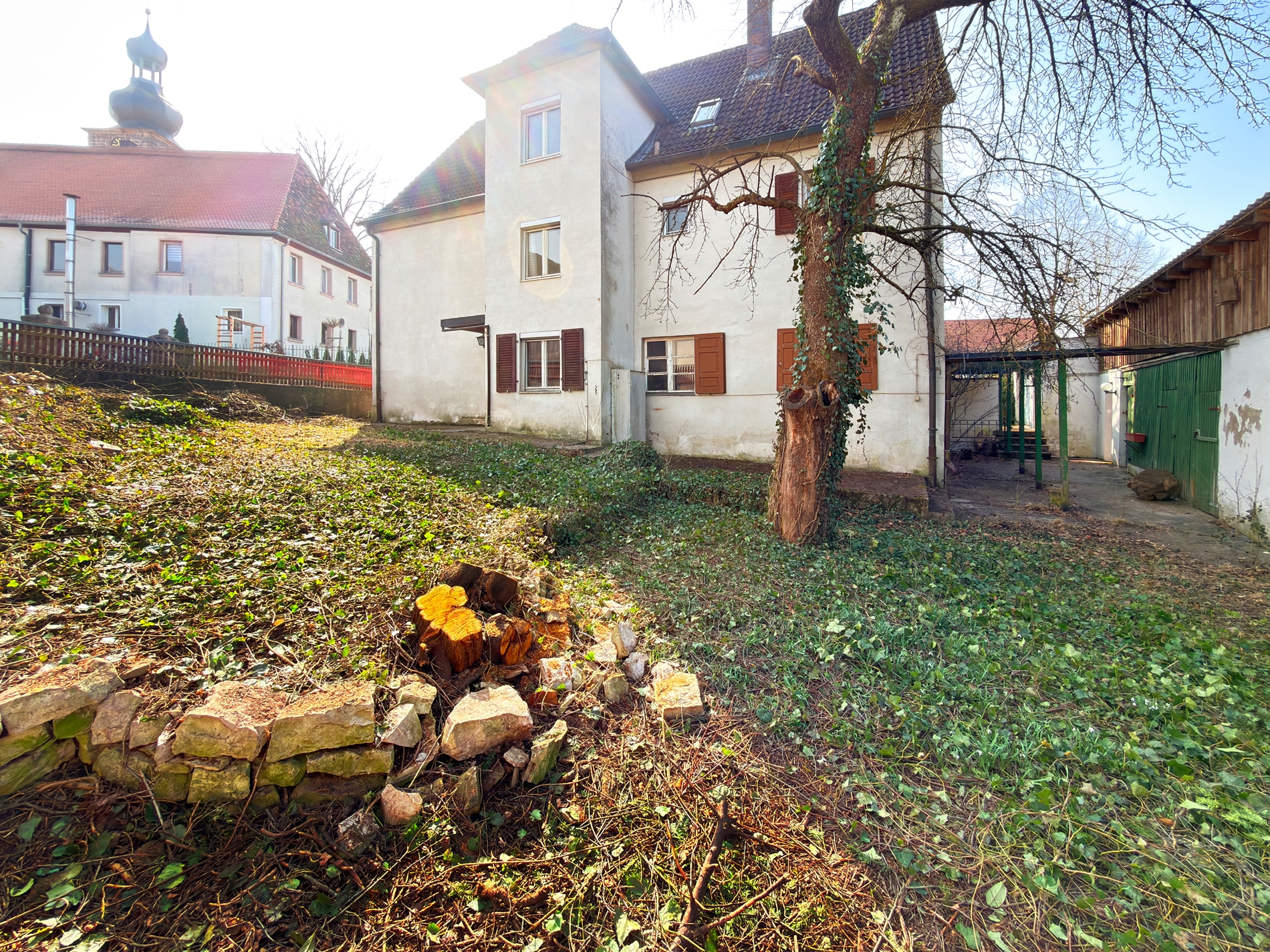 Historisches Mehrfamilienhaus im Ortskern von Uttenreuth – Sanierungs-AfA möglich