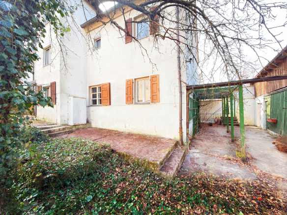 Historisches Mehrfamilienhaus im Ortskern von Uttenreuth – Sanierungs-AfA möglich