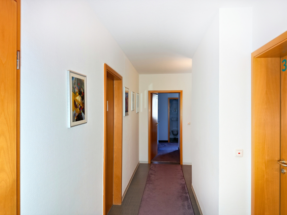 Attraktives Hotel mit 28 Zimmern und separatem Wohnhaus in zentraler Lage von Erlangen-Tennenlohe