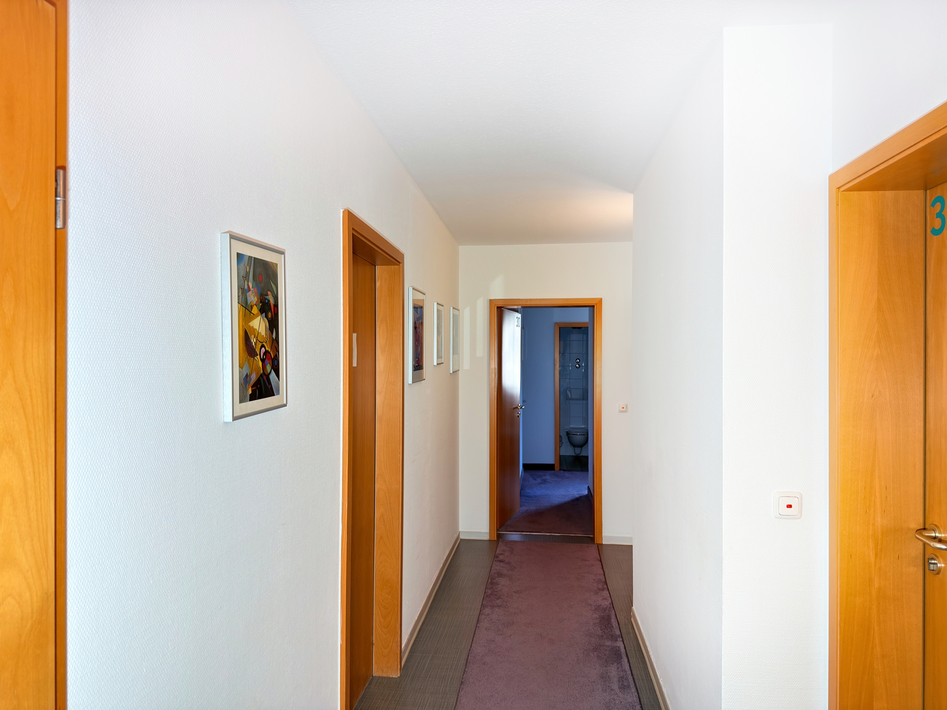 Attraktives Hotel mit 28 Zimmern und separatem Wohnhaus in zentraler Lage von Erlangen-Tennenlohe