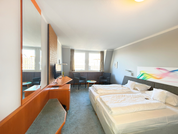 Attraktives Hotel mit 28 Zimmern und separatem Wohnhaus in zentraler Lage von Erlangen-Tennenlohe