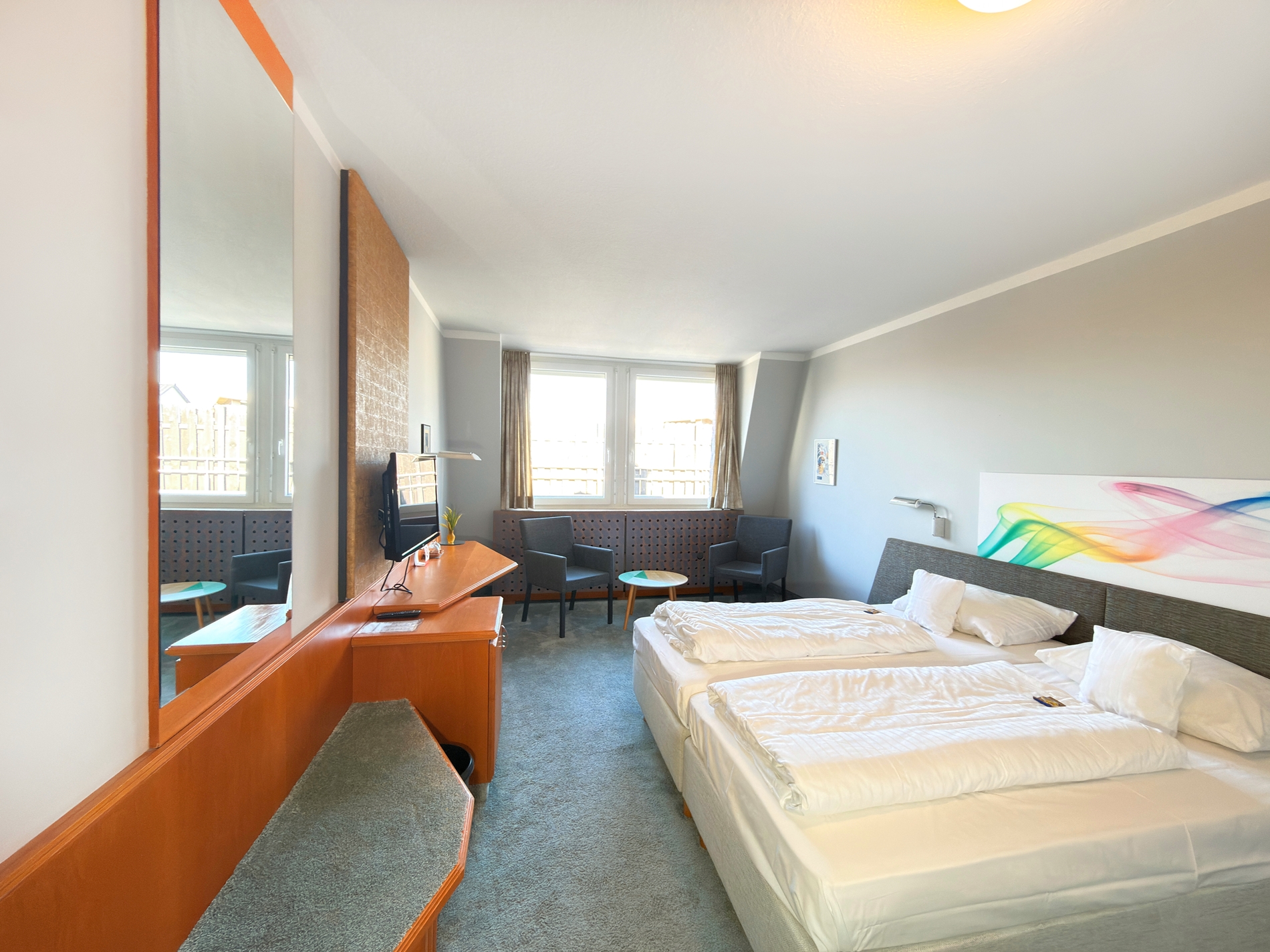 Attraktives Hotel mit 28 Zimmern und separatem Wohnhaus in zentraler Lage von Erlangen-Tennenlohe