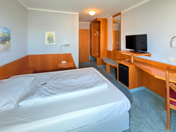 Attraktives Hotel mit 28 Zimmern und separatem Wohnhaus in zentraler Lage von Erlangen-Tennenlohe