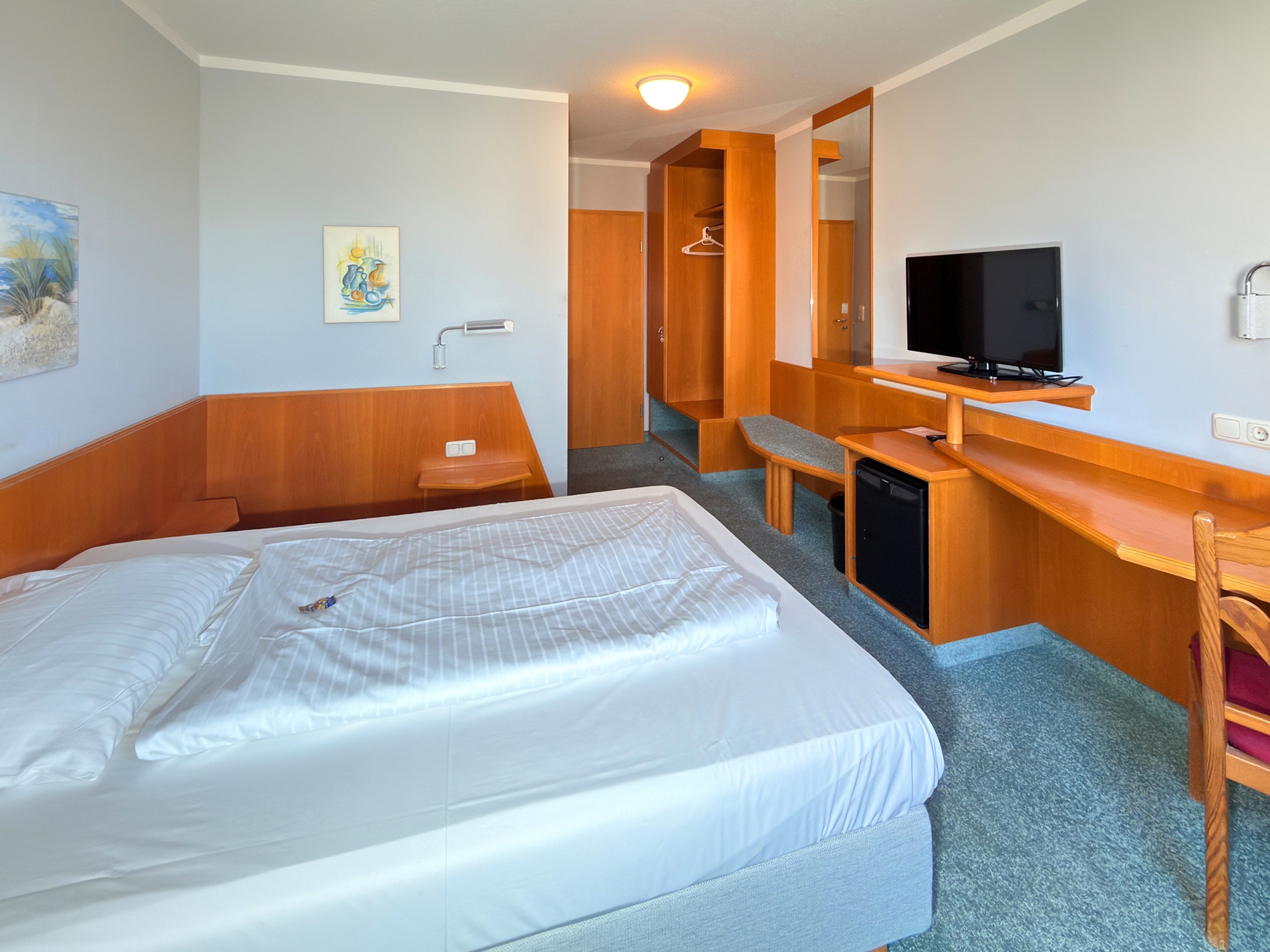 Attraktives Hotel mit 28 Zimmern und separatem Wohnhaus in zentraler Lage von Erlangen-Tennenlohe