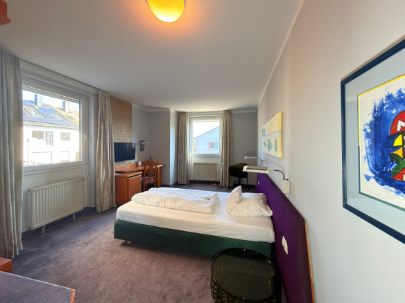Attraktives Hotel mit 28 Zimmern und separatem Wohnhaus in zentraler Lage von Erlangen-Tennenlohe