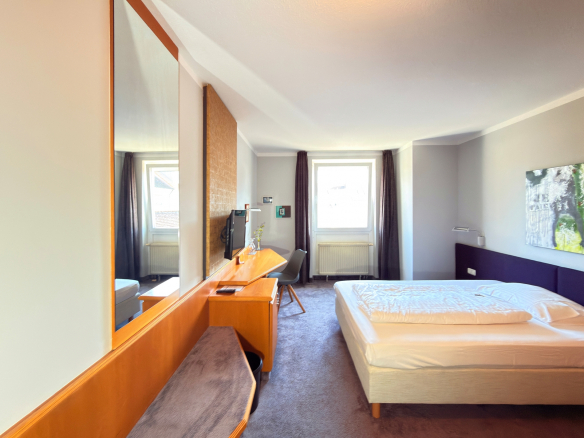 Attraktives Hotel mit 28 Zimmern und separatem Wohnhaus in zentraler Lage von Erlangen-Tennenlohe