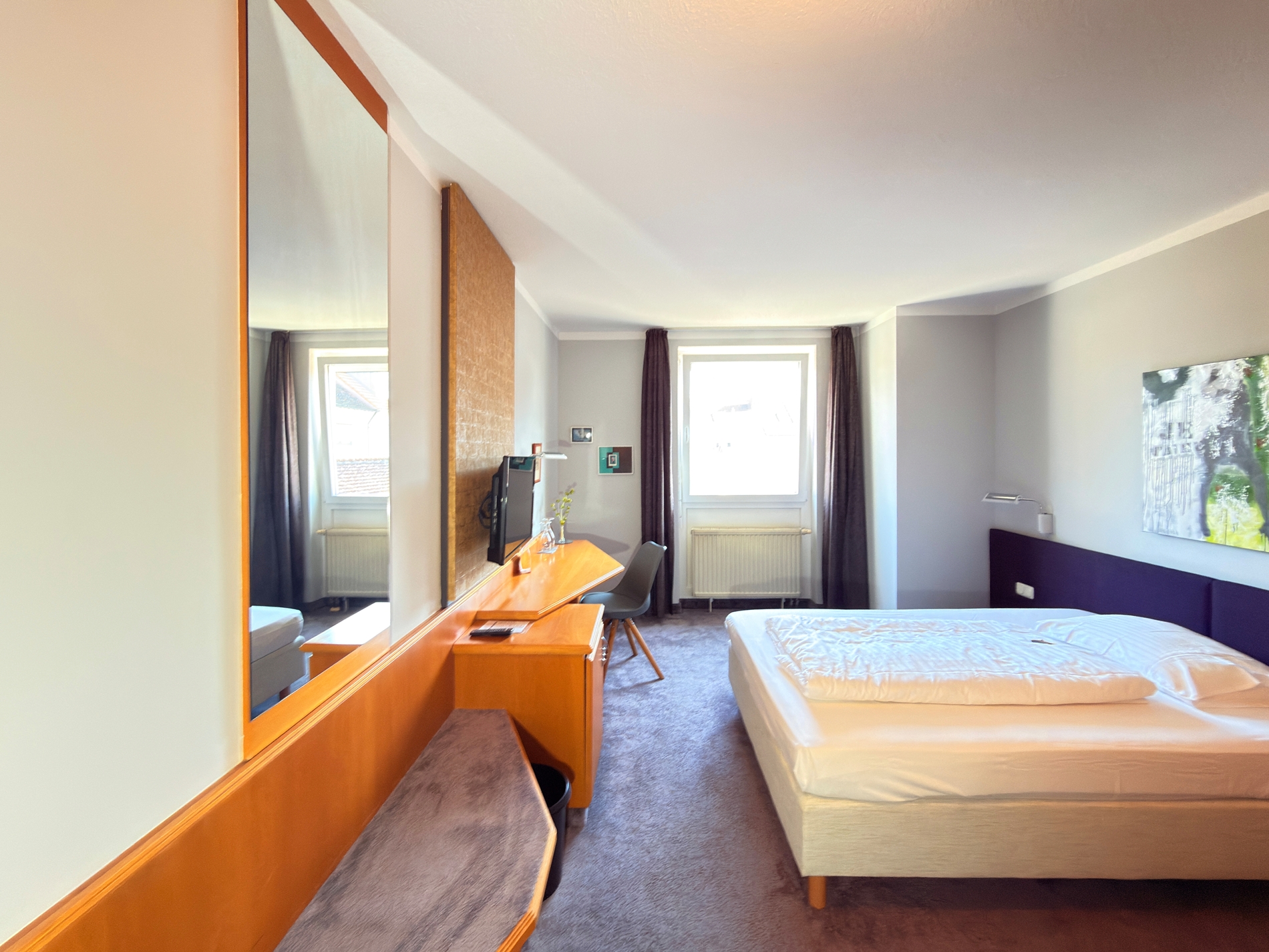Attraktives Hotel mit 28 Zimmern und separatem Wohnhaus in zentraler Lage von Erlangen-Tennenlohe
