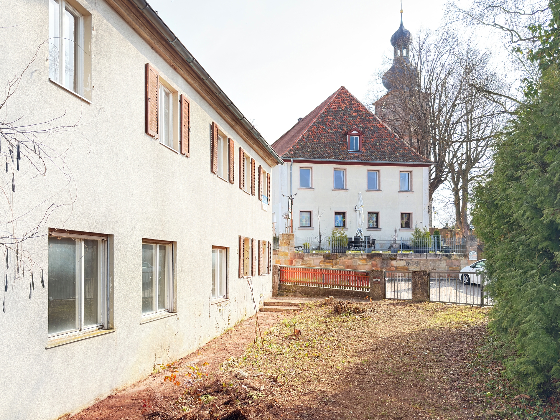 Historisches Mehrfamilienhaus im Ortskern von Uttenreuth – Sanierungs-AfA möglich