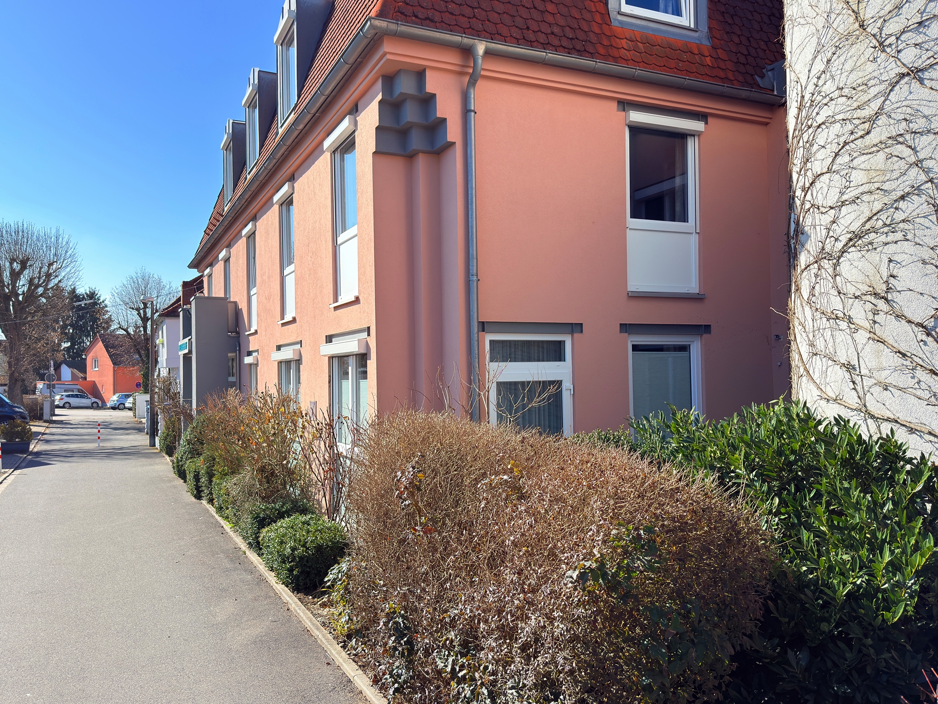 Attraktives Hotel mit 28 Zimmern und separatem Wohnhaus in zentraler Lage von Erlangen-Tennenlohe