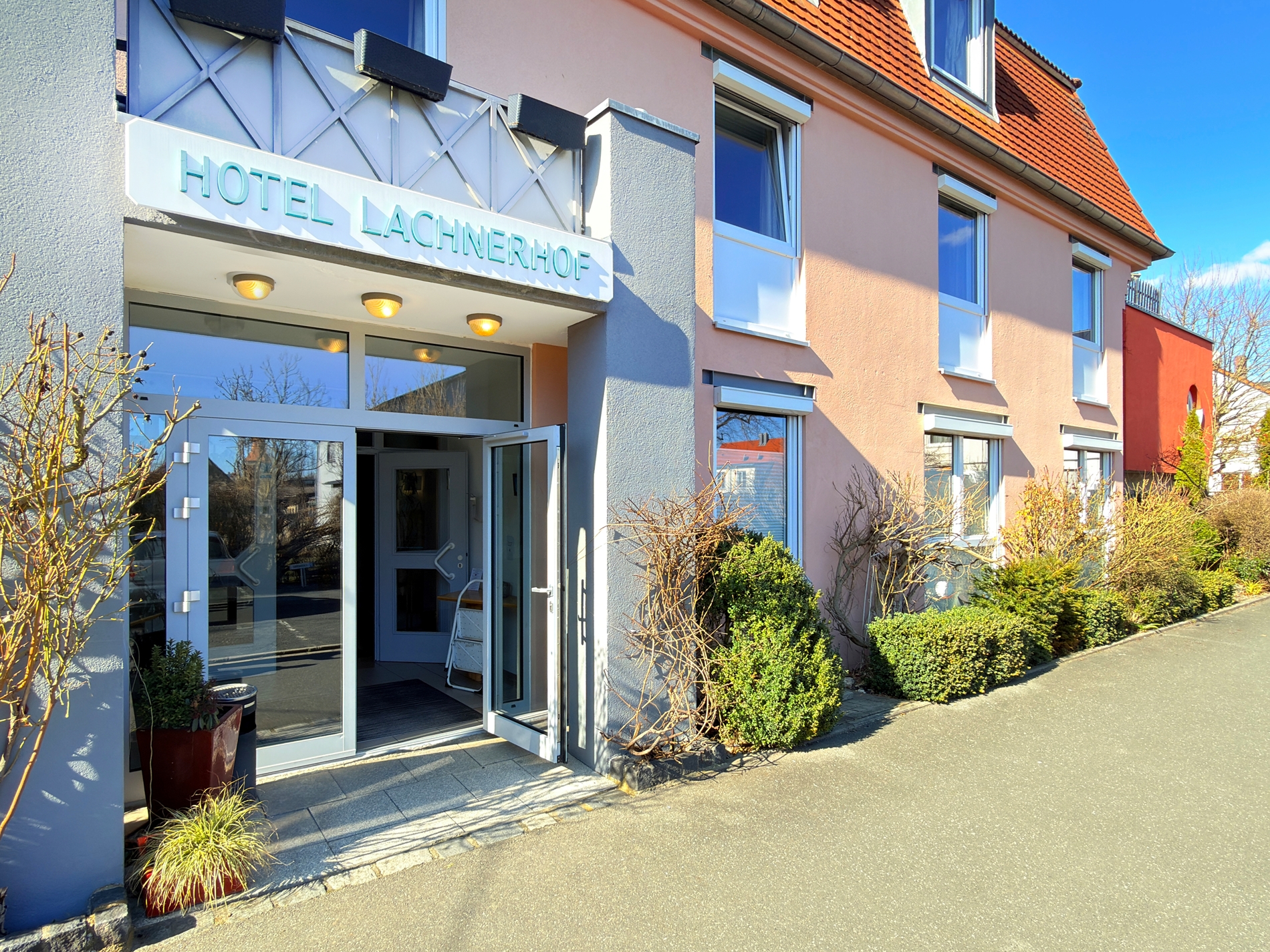 Attraktives Hotel mit 28 Zimmern und separatem Wohnhaus in zentraler Lage von Erlangen-Tennenlohe