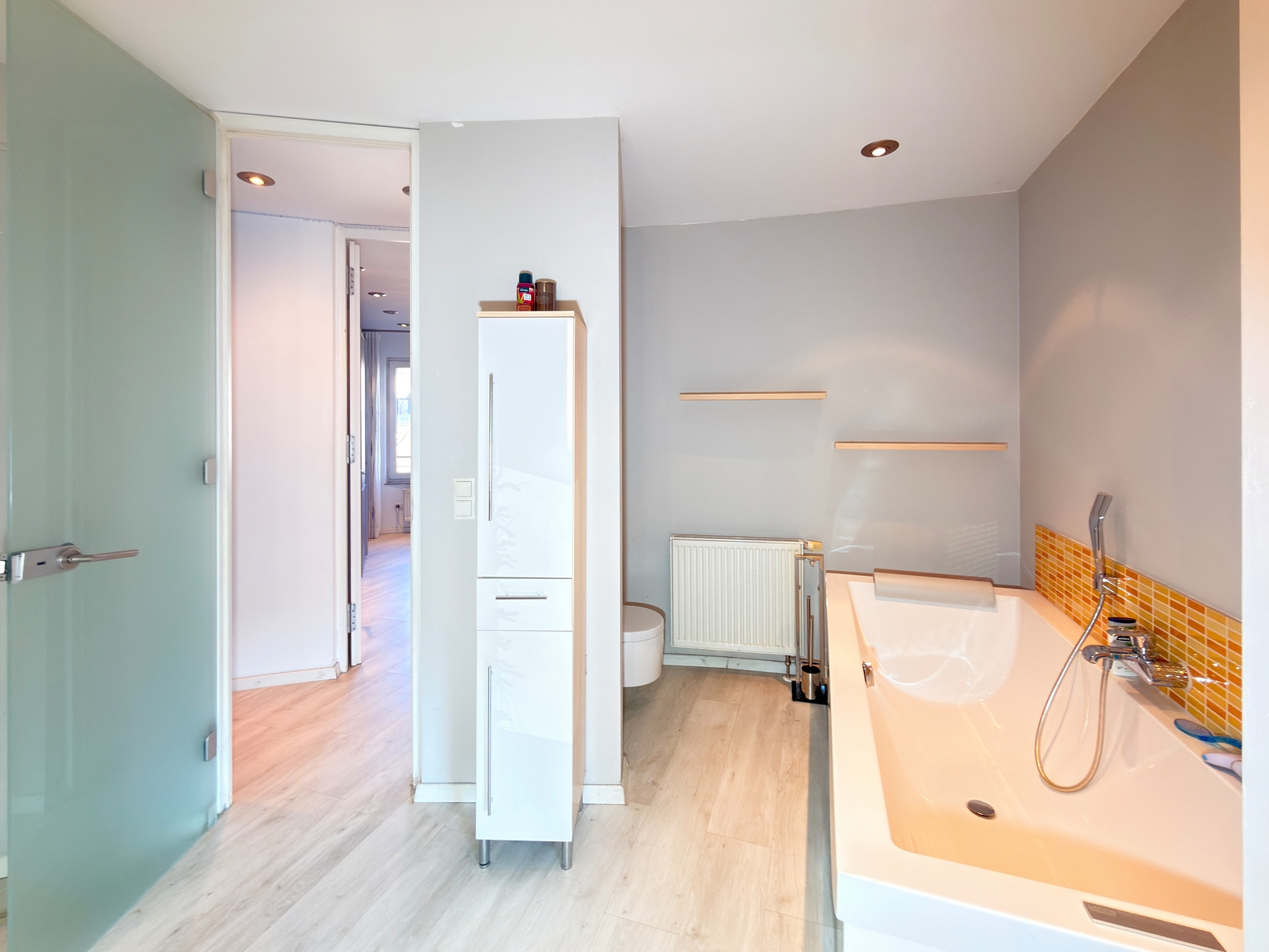 Attraktives Hotel mit 28 Zimmern und separatem Wohnhaus in zentraler Lage von Erlangen-Tennenlohe