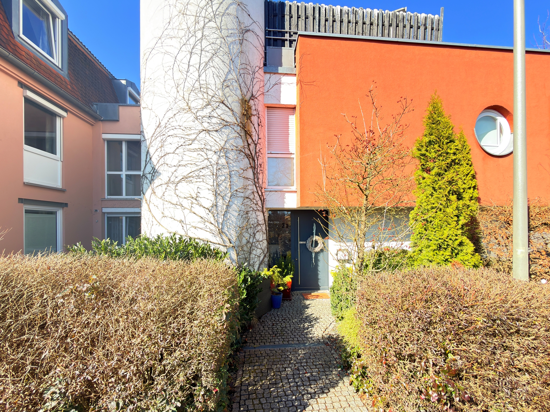 Attraktives Hotel mit 28 Zimmern und separatem Wohnhaus in zentraler Lage von Erlangen-Tennenlohe