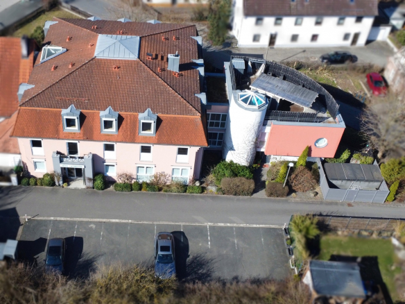 Attraktives Hotel mit 28 Zimmern und separatem Wohnhaus in zentraler Lage von Erlangen-Tennenlohe