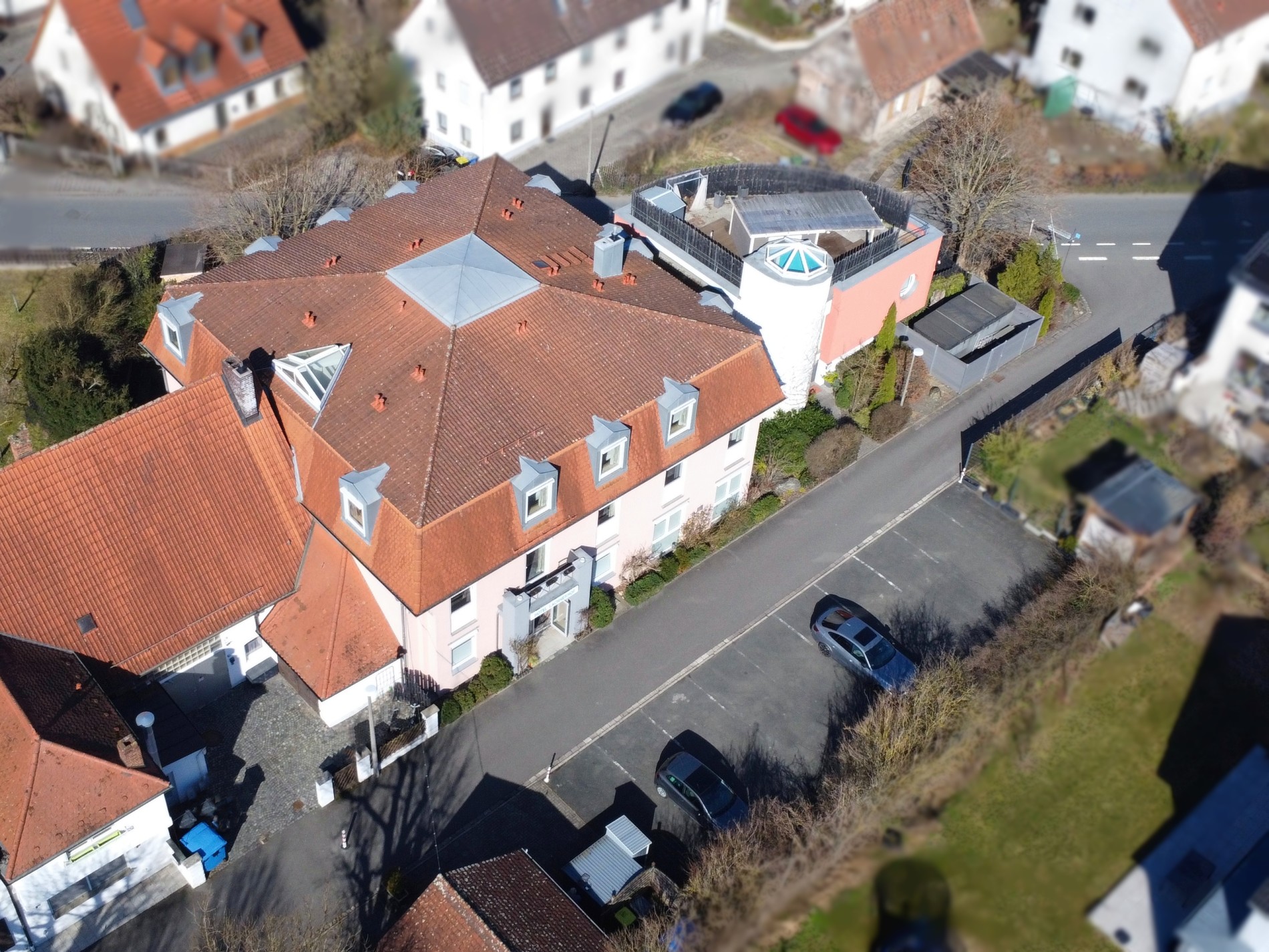 Attraktives Hotel mit 28 Zimmern und separatem Wohnhaus in zentraler Lage von Erlangen-Tennenlohe