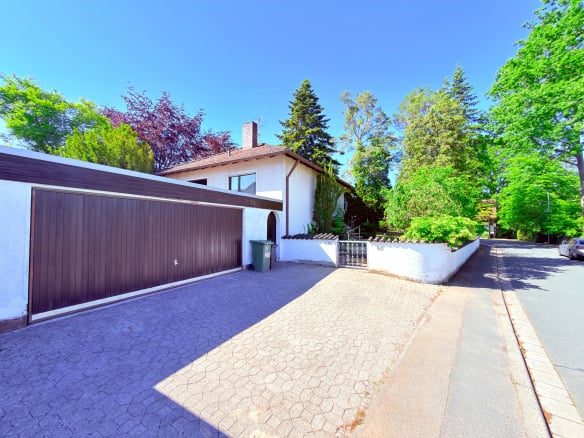 Massiver Bungalow auf Traum-Eckgrundstück mit Fernblick-Potenzial