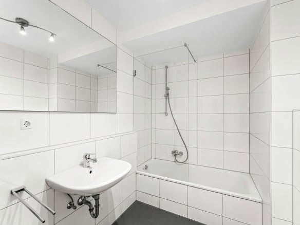 Bezugsfreie, vollständig renovierte Stadtwohnung mit Balkon, Tiefgarage und historischem Altstadtflair