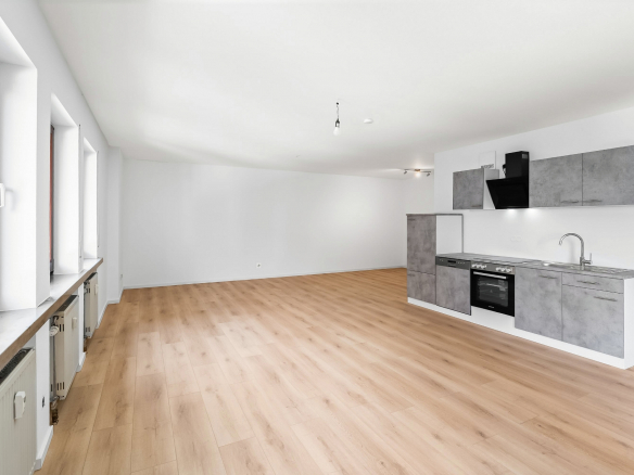 Bezugsfreie, vollständig renovierte Stadtwohnung mit Balkon, Tiefgarage und historischem Altstadtflair