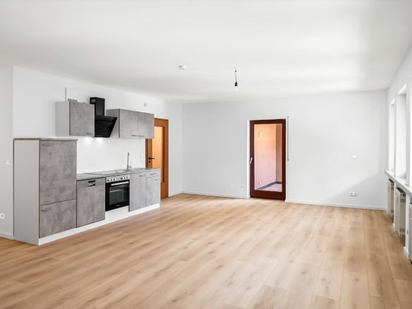 Bezugsfreie, vollständig renovierte Stadtwohnung mit Balkon, Tiefgarage und historischem Altstadtflair