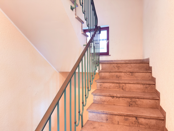 Bezugsfreie, vollständig renovierte Stadtwohnung mit Balkon, Tiefgarage und historischem Altstadtflair