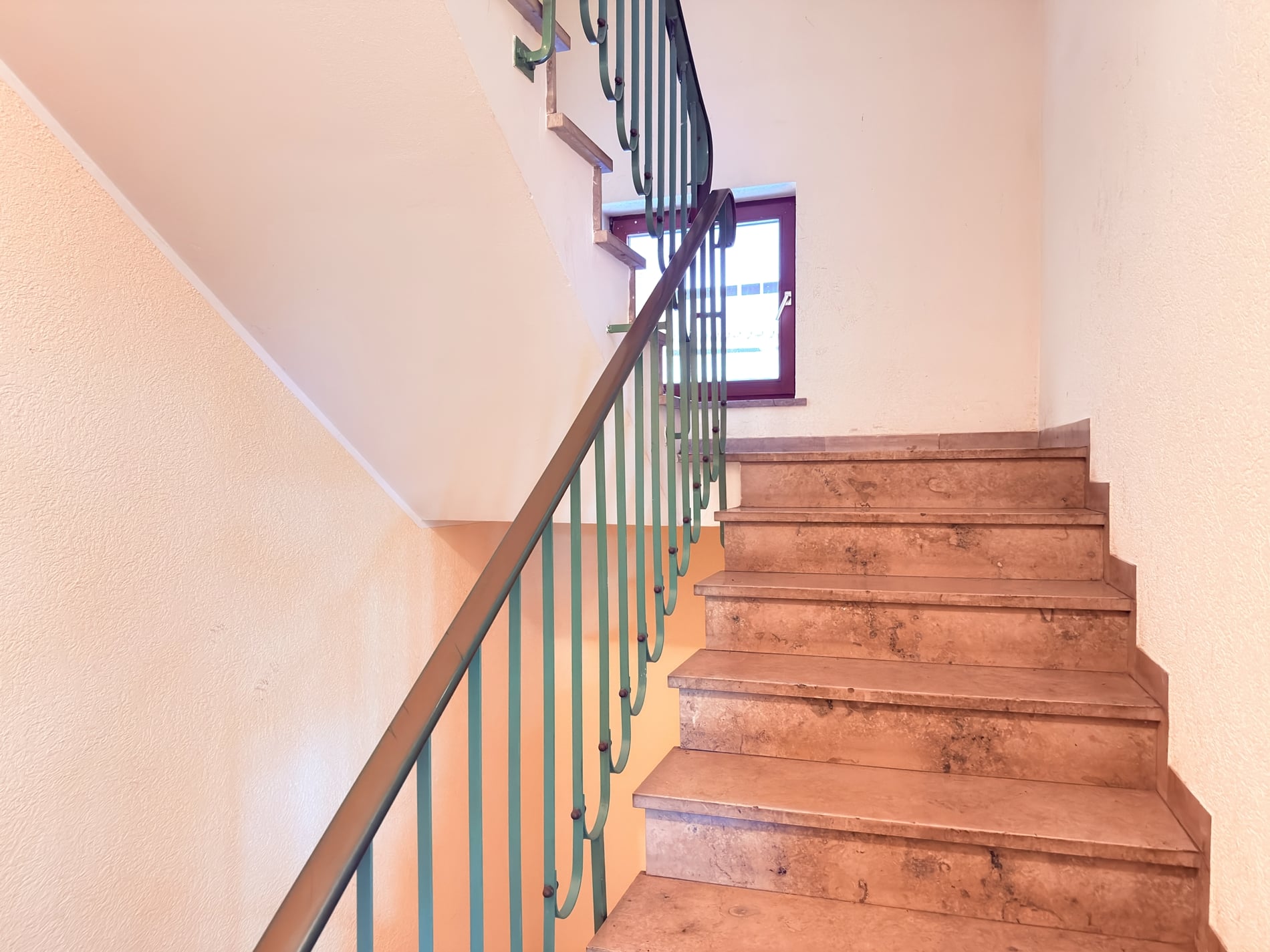 Bezugsfreie, vollständig renovierte Stadtwohnung mit Balkon, Tiefgarage und historischem Altstadtflair