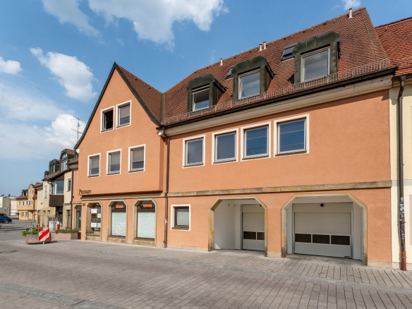 Bezugsfreie, vollständig renovierte Stadtwohnung mit Balkon, Tiefgarage und historischem Altstadtflair