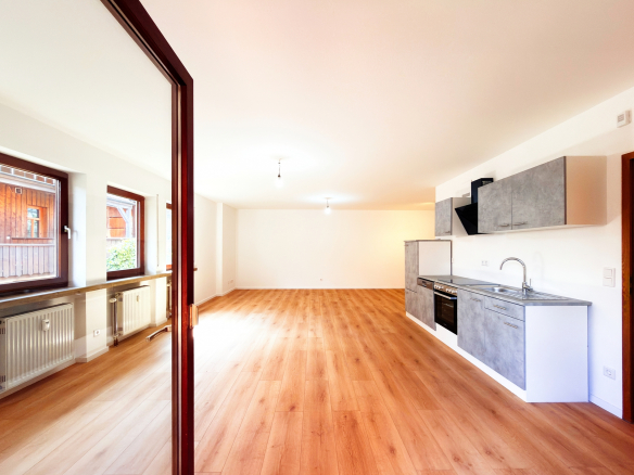 Bezugsfreie, vollständig renovierte Stadtwohnung mit Balkon, Tiefgarage und historischem Altstadtflair