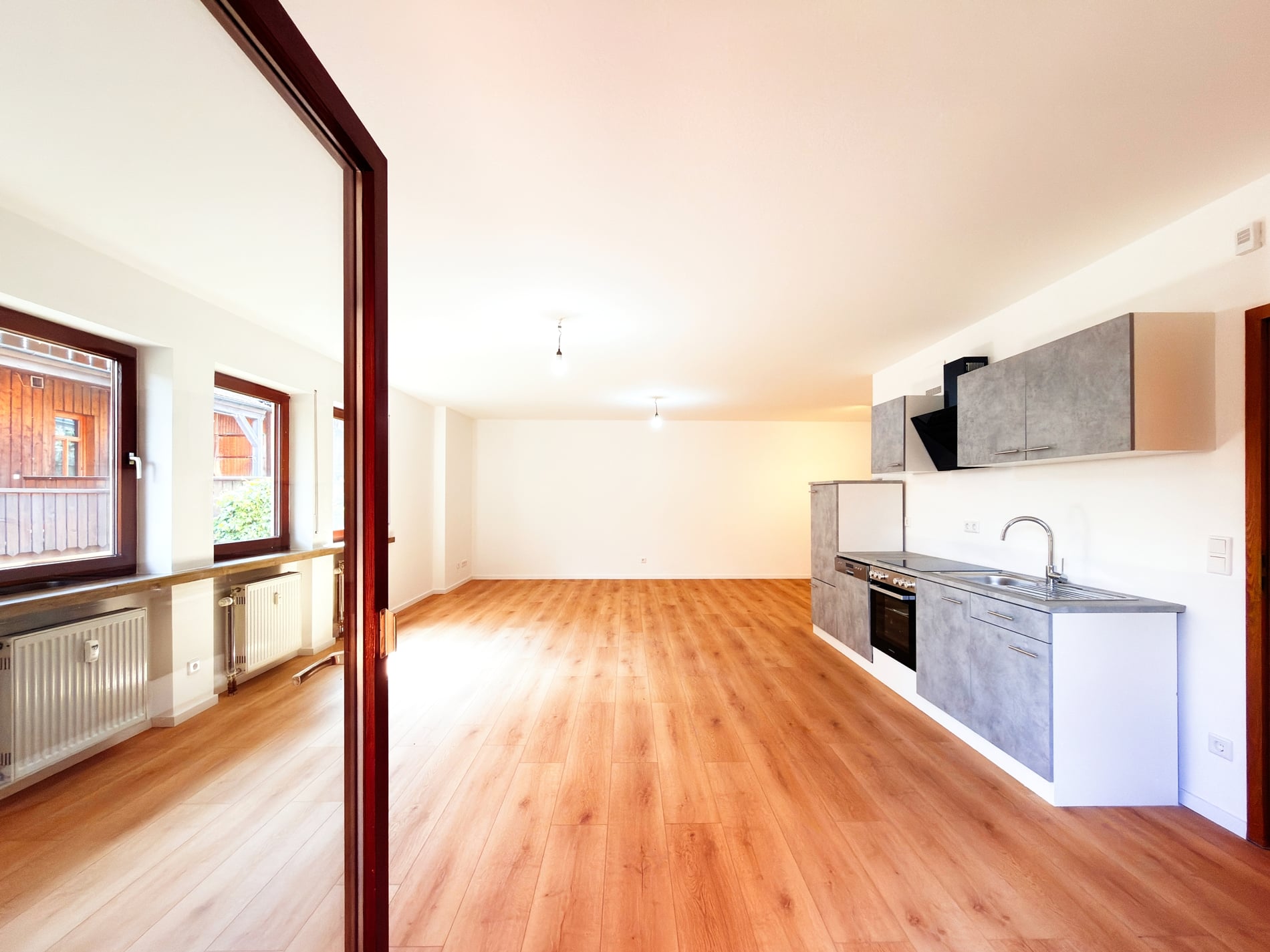 Bezugsfreie, vollständig renovierte Stadtwohnung mit Balkon, Tiefgarage und historischem Altstadtflair