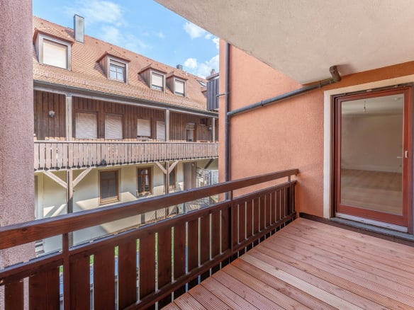 Bezugsfreie, vollständig renovierte Stadtwohnung mit Balkon, Tiefgarage und historischem Altstadtflair