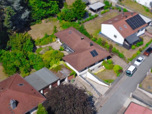 Großzügiges Familiendomizil mit 1.735 m² Traumgrundstück und privatem Naturgarten