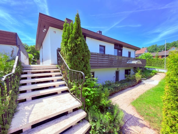 Familienbungalow mit Einliegerwohnung und Doppelgarage auf schönem Hanggrundstück