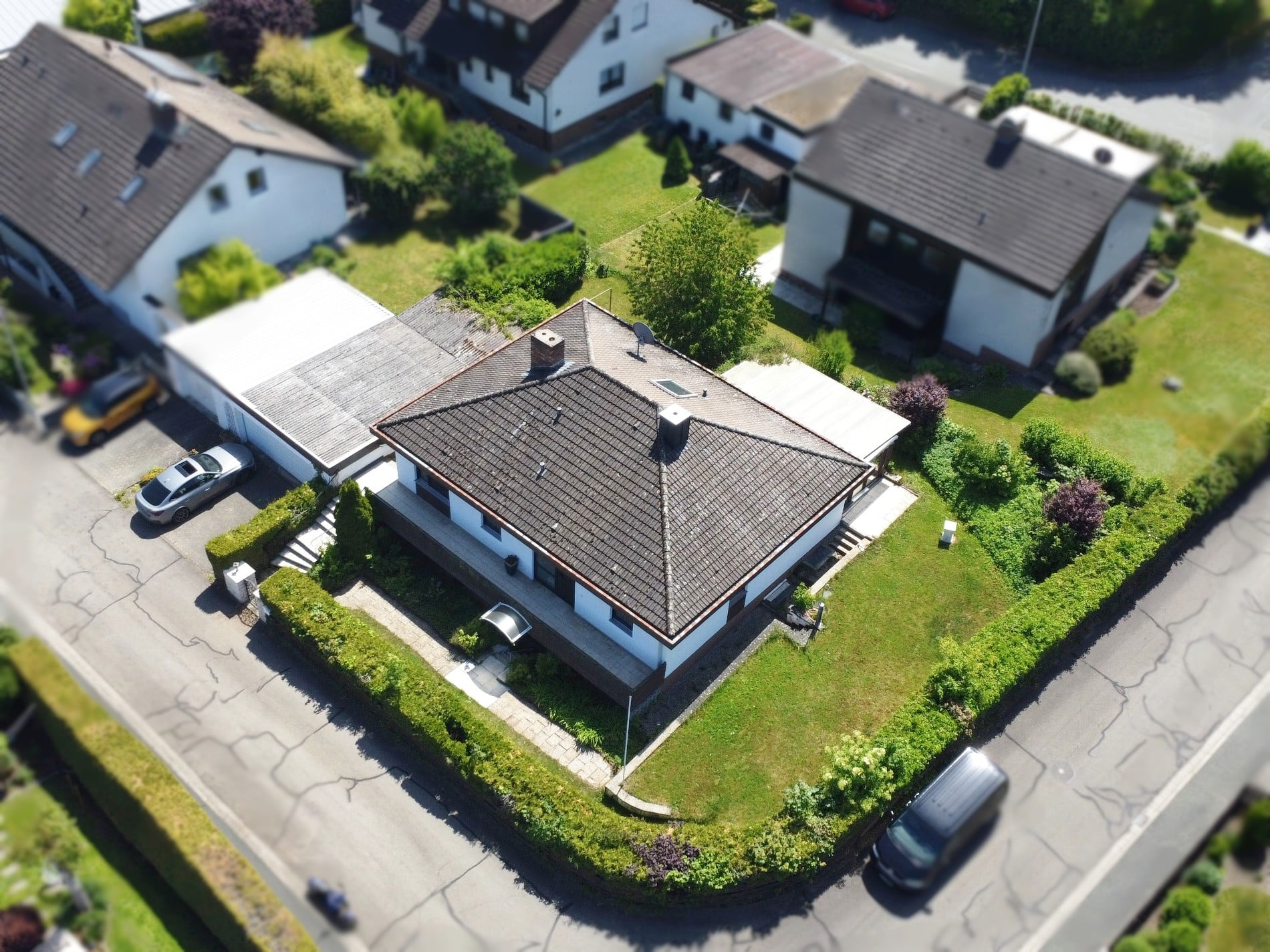 Familienbungalow mit Einliegerwohnung und Doppelgarage auf schönem Hanggrundstück