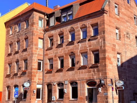 Renditekracher: Historisches Wohn- und Geschäftshaus mit Charme, Garagen und Perspektive
