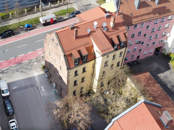 RESERVIERT: Renditekracher: Historisches Wohn- und Geschäftshaus mit Charme, Garagen und Perspektive