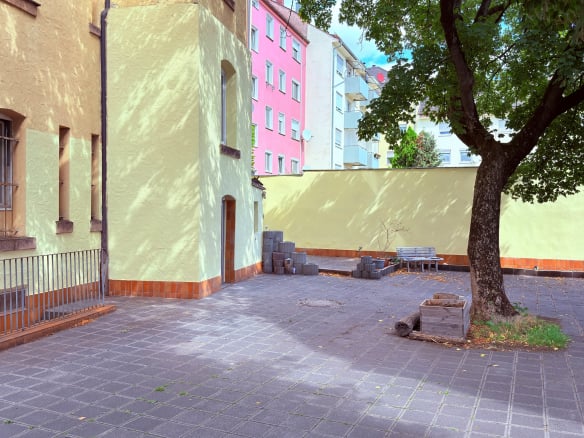RESERVIERT: Renditekracher: Historisches Wohn- und Geschäftshaus mit Charme, Garagen und Perspektive