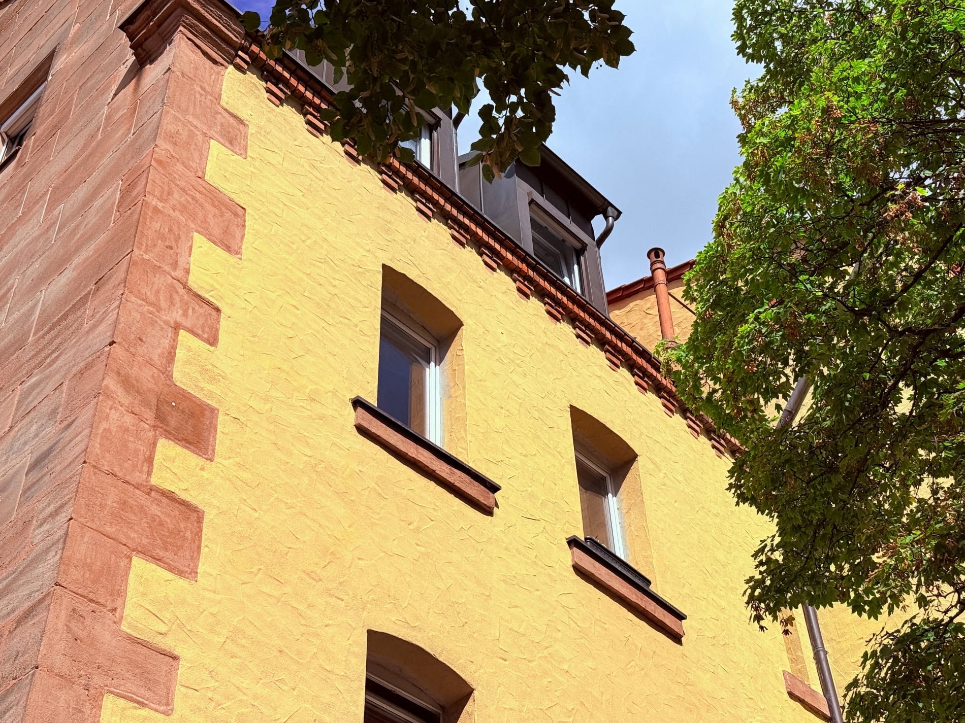 RESERVIERT: Renditekracher: Historisches Wohn- und Geschäftshaus mit Charme, Garagen und Perspektive