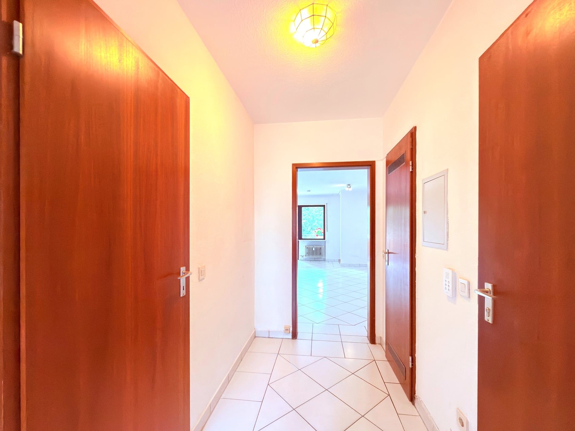 1 – Diele Helle 2-Zimmer-Wohnung mit Westbalkon zwischen Innenstadt und Burgberg
